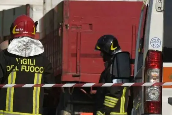 Camioncino si schianta contro il muro: paura in via Oberdan a Santa Marinella