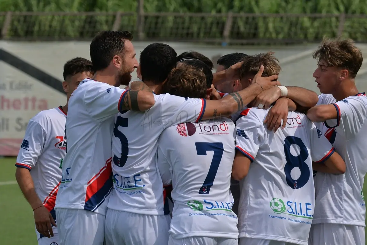 L\\u2019esultanza dei rossoblu dopo il secondo gol di Giusto (Foto Alessio De Luca)