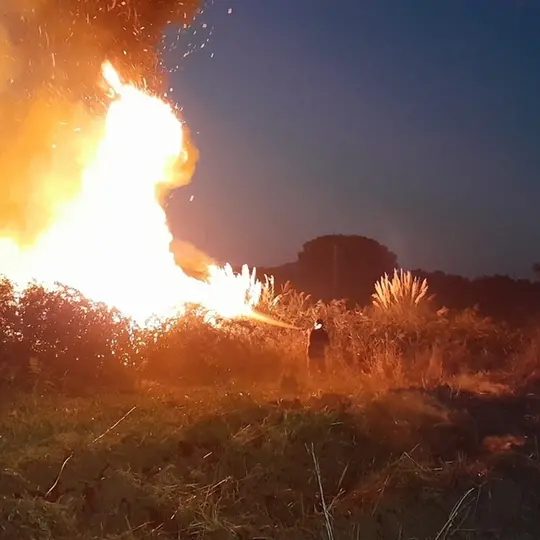 Via Porazzeta va a fuoco: altro incendio in pochi giorni
