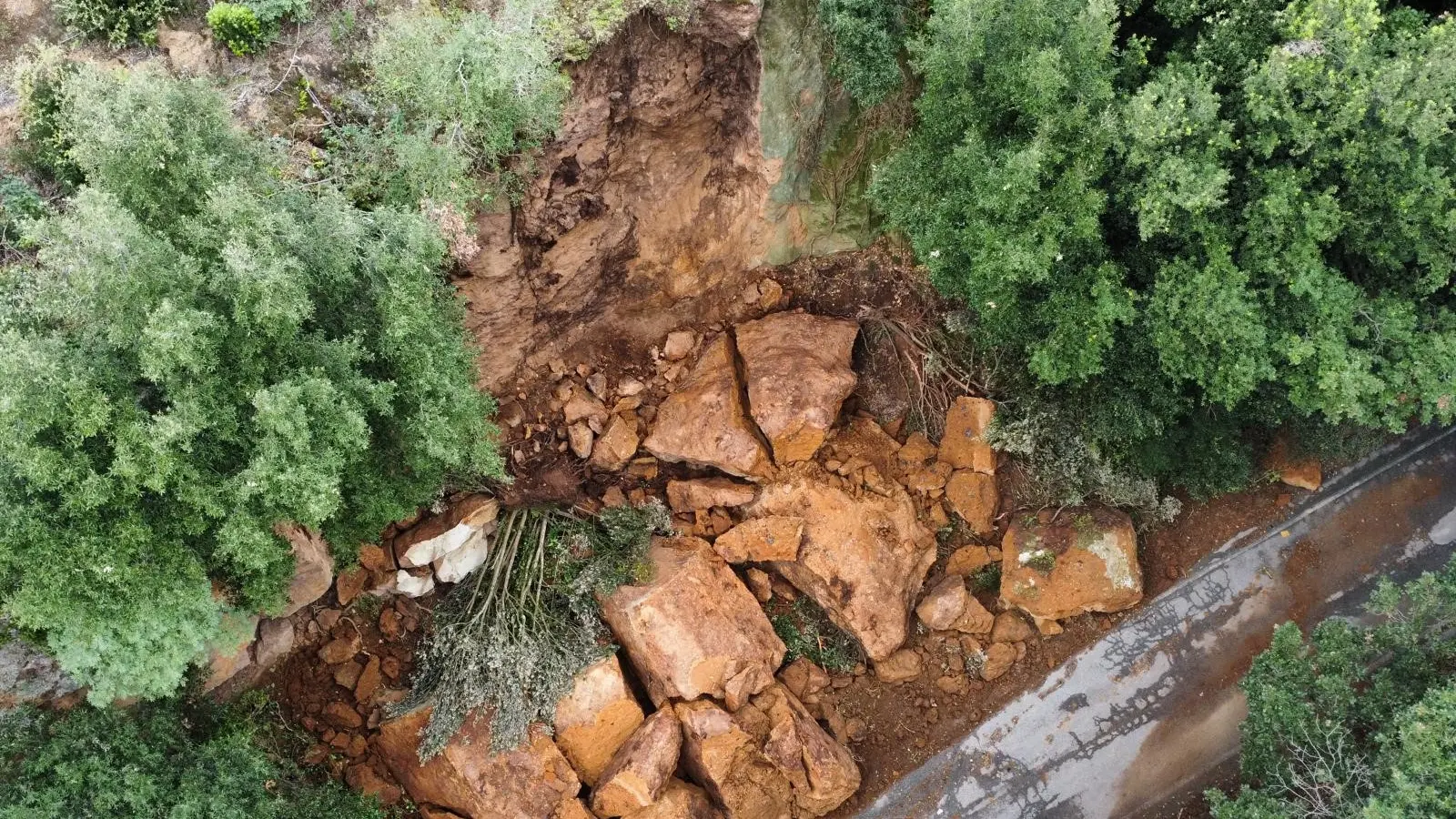 Cerveteri, frana in via di Ceri: strada chiusa almeno un anno