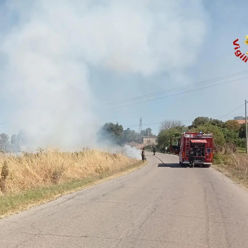 Incendio tra via Braccianese Claudia e via Tirso, intervento dei Vigili del Fuoco