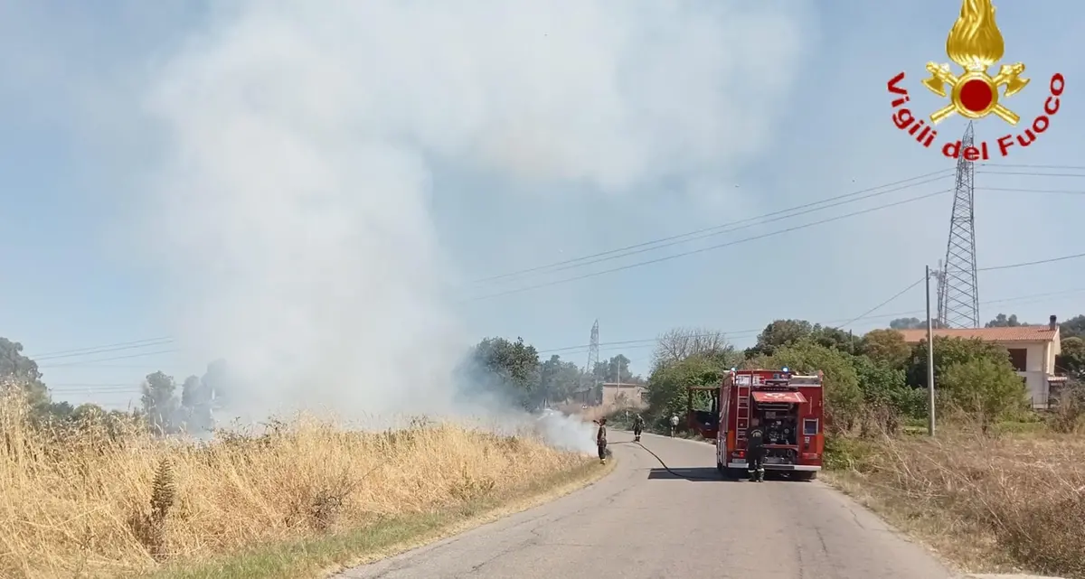 Incendio tra via Braccianese Claudia e via Tirso, intervento dei Vigili del Fuoco
