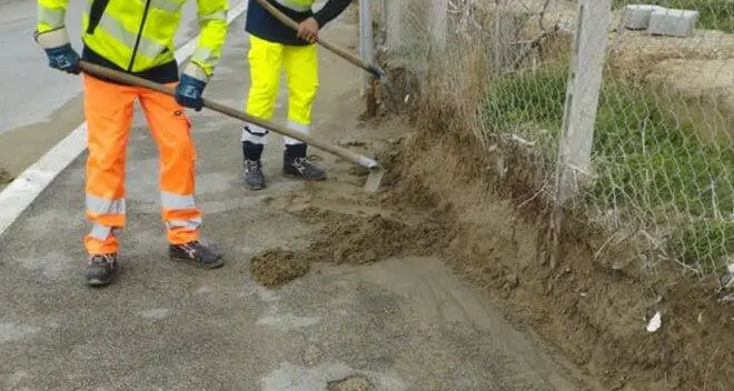 Focene, intervento di rimozione della sabbia e spazzamento stradale