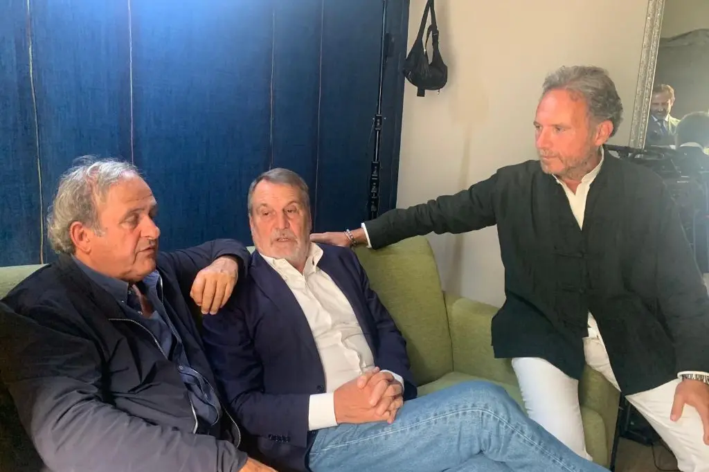 <p>Michel Platini&nbsp;con&nbsp;Marco Tardelli&nbsp;e Ferdinando Guglielmotti durante&nbsp;le riprese del docufilm&nbsp;sul Decennio d&rsquo;Oro&nbsp;della Juventus</p>\\n
