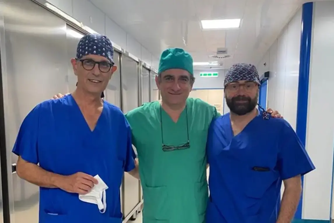 da sinistra il dottor Antonio De Carlo, il direttore della Chirurgia Pasquale Lepiane e il dottor Daniele Cavaniglia