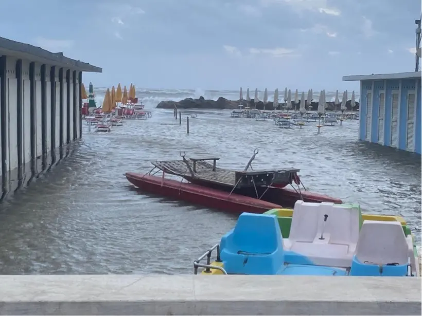 Tarquinia, forte mareggiata: stabilimenti invasi dall’acqua