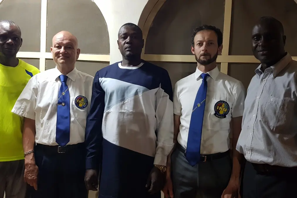 Il maestro di karate Stefano Pucci con i dirigenti della federazione africana