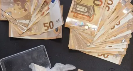 Nasconde in casa 70 grammi di cocaina i 2 mila euro in contanti