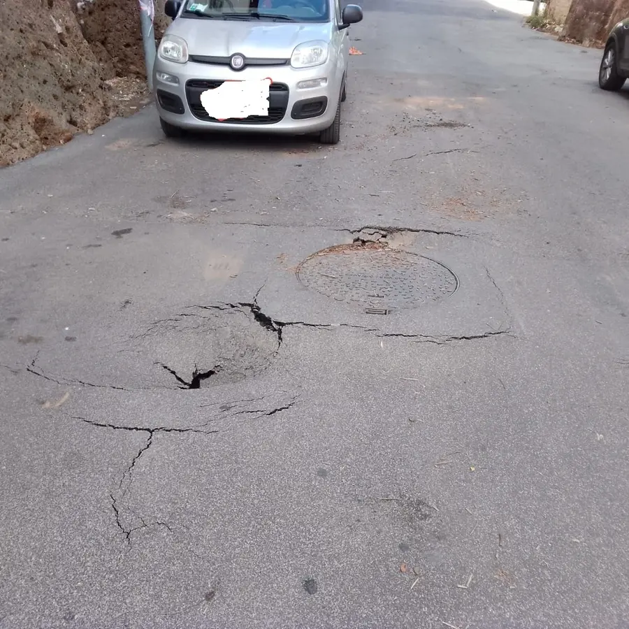 «Via del Lavatore sta franando», i residenti lanciano l’allarme