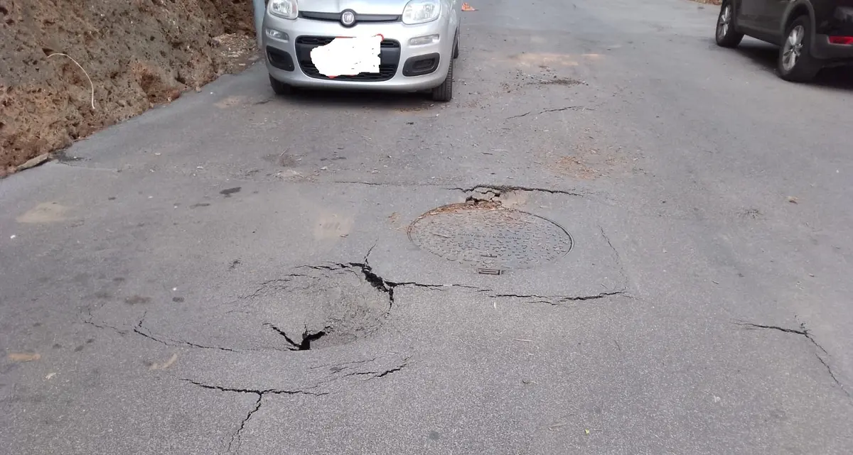 «Via del Lavatore sta franando», i residenti lanciano l’allarme