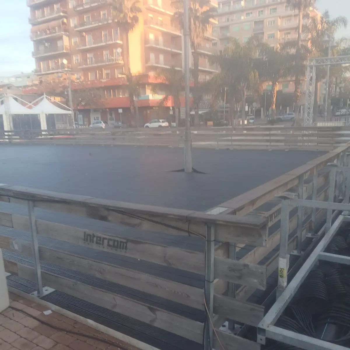 Nella pista di pattinaggio sul ghiaccio a “spunta” un palo della luce