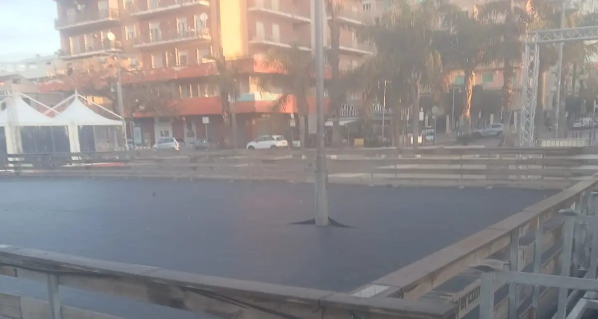 Nella pista di pattinaggio sul ghiaccio a “spunta” un palo della luce
