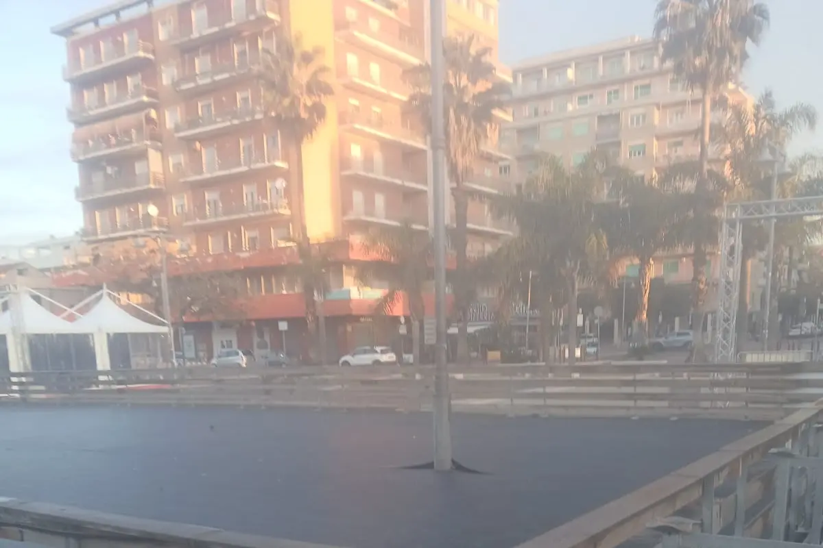 Nella pista di pattinaggio sul ghiaccio a “spunta” un palo della luce