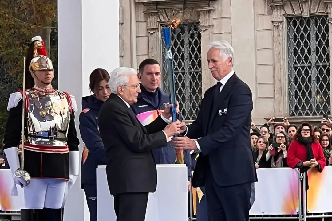 L’ex tritone civitavecchiese Damiano Lestingi, 36 anni, venerdì al Quirinale ha consegnato la Fiamma Olimpica al Presidente della Repubblica Sergio Mattarella