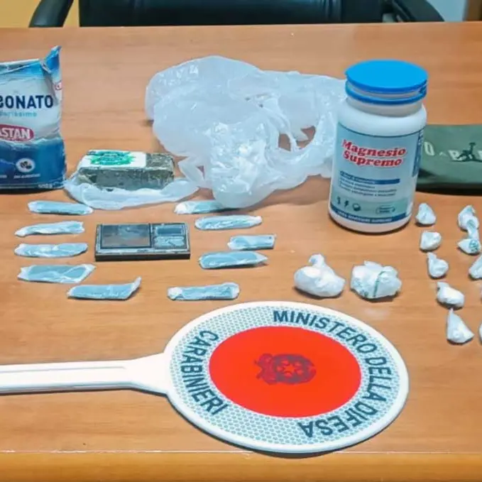 Trovato con 61 dosi di cocaina e 10 di hashish, arrestato