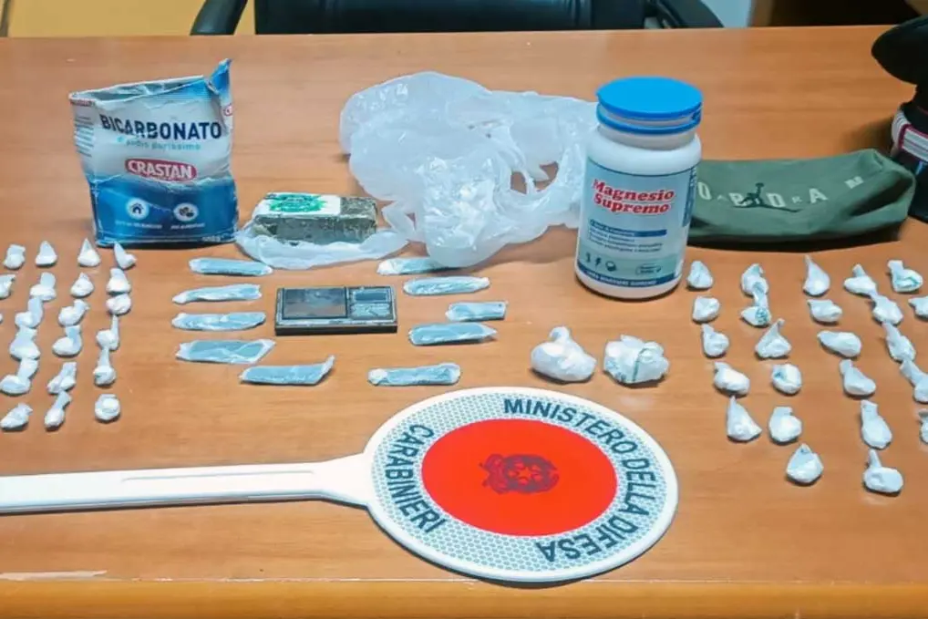 Trovato con 61 dosi di cocaina e 10 di hashish, arrestato