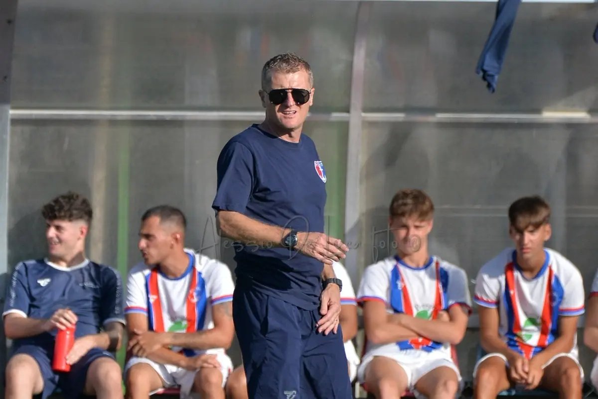 L\\u2019allenatore dei rossoblu Daniele Fracassa (Foto Alessio De Luca)