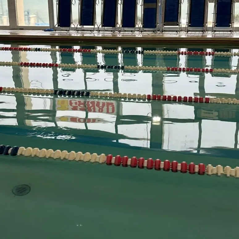 Infiltrazioni alla piscina di via Maratona? Coser: «Falso, è solo condensa»