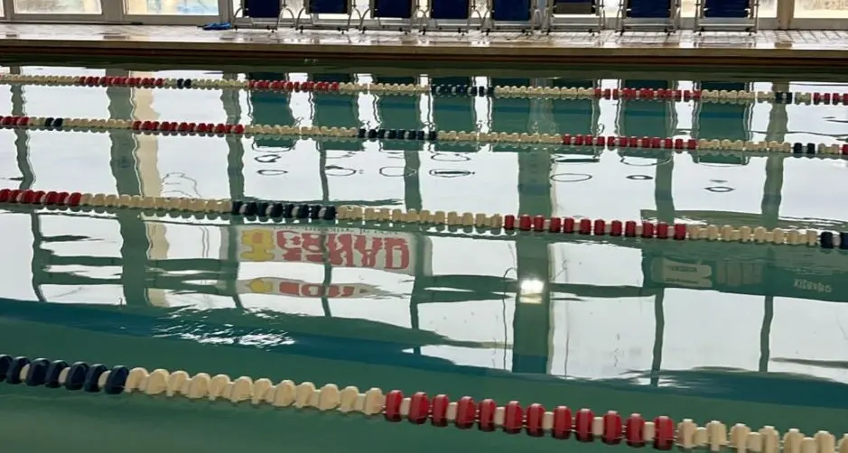 Infiltrazioni alla piscina di via Maratona? Coser: «Falso, è solo condensa»