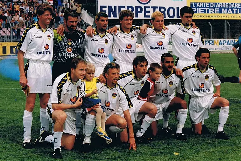 La Viterbese campione nella stagione 1998-99: 18 gol per il compianto Tino Borneo, il terzo da sinistra in piedi