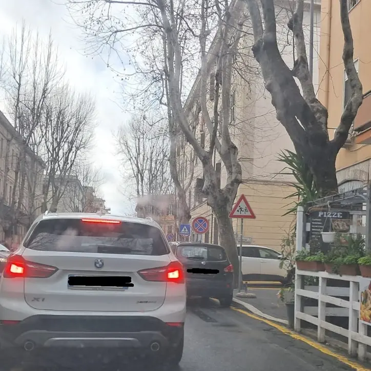 Via XVI Settembre, arriva il divieto di fermata ma il vigile continua a mancare