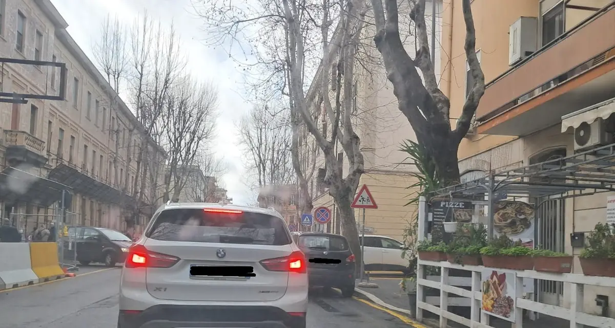 Via XVI Settembre, arriva il divieto di fermata ma il vigile continua a mancare
