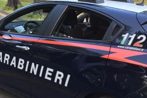 Fermato dai carabinieri li aggredisce e getta un involucro di hashish e crack: 45enne arrestato
