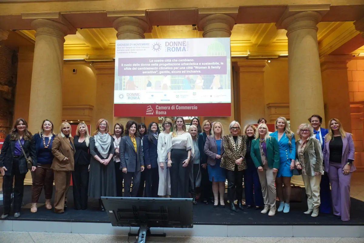 Un momento durante la fine del convegno di presentazione del documento programmatico \"Roma futura\", al Tempio di Vibia Sabina e Adriano, alla sede della Camera di commercio di Roma. , Foto Agenzia Nova