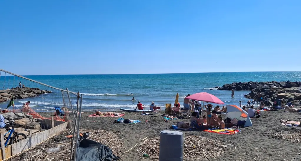Canne, rifiuti e ferraglie: le spiagge di Ladispoli nel degrado