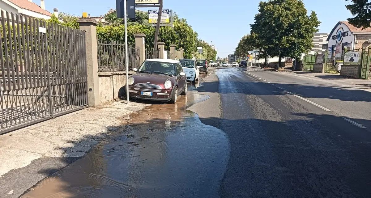 Rotta una conduttura idrica, allagamento in via Garbini