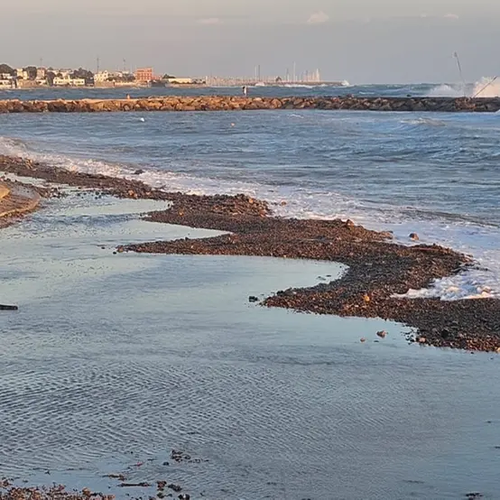 Mareggiata alla Marina, la nuova spiaggia già sparita: è polemica