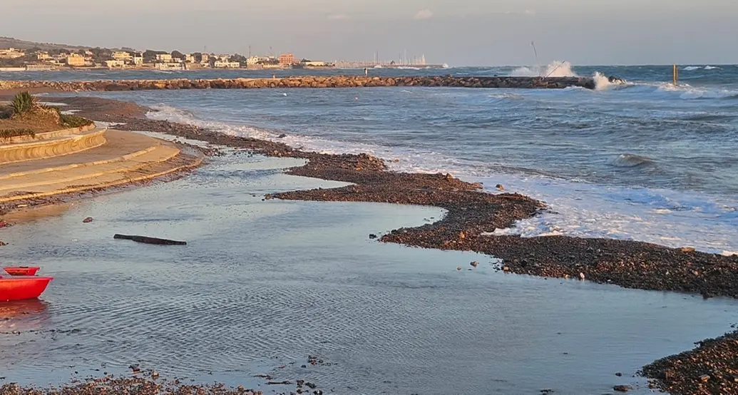 Mareggiata alla Marina, la nuova spiaggia già sparita: è polemica