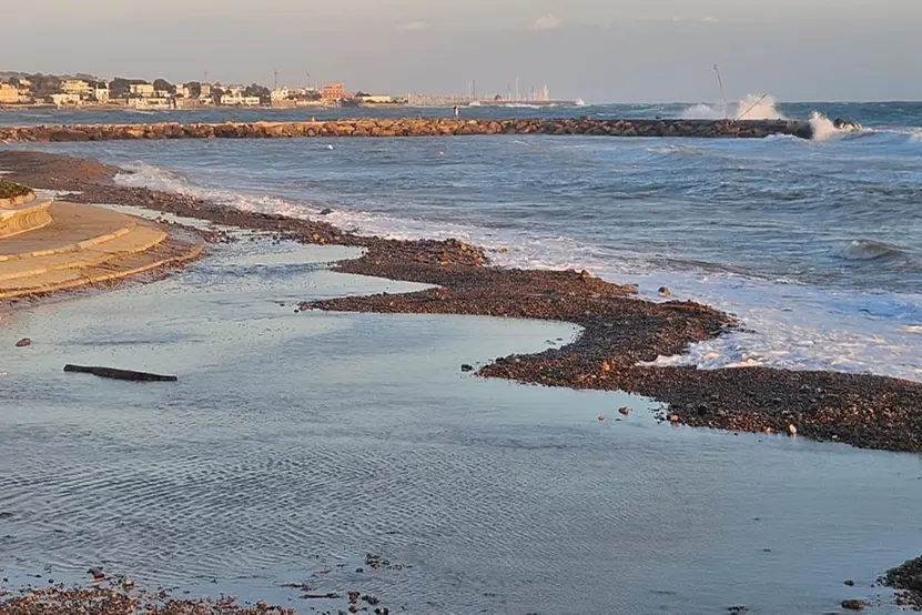 Mareggiata alla Marina, la nuova spiaggia già sparita: è polemica