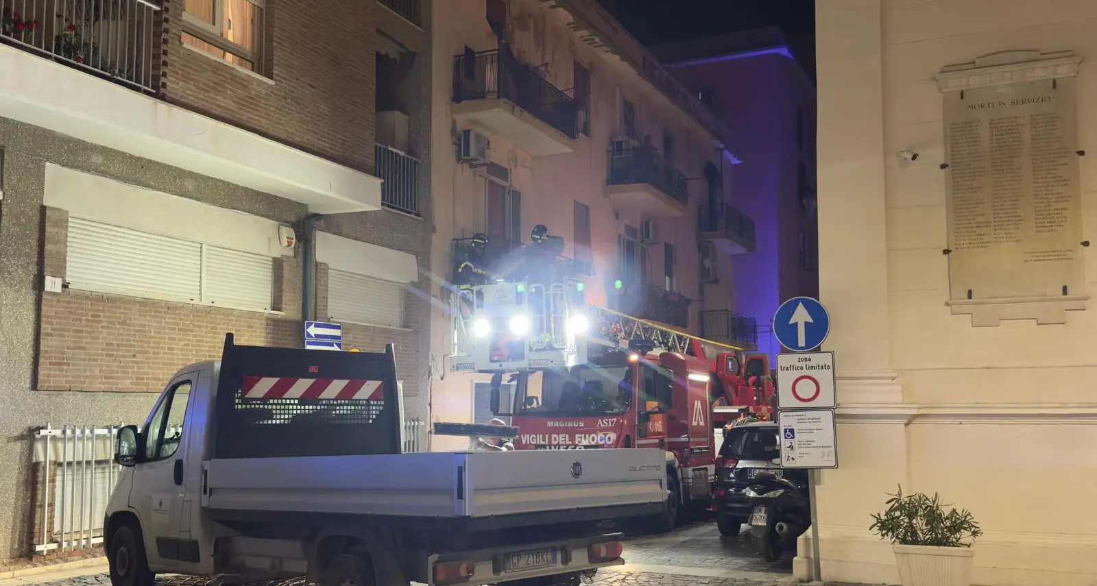 Cade un cornicione, attimi di paura al Ghetto