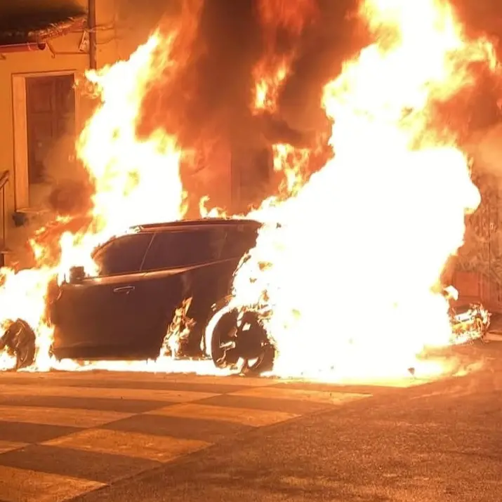Due auto incendiate nel cuore della notte, preoccupazione a Bassano Romano