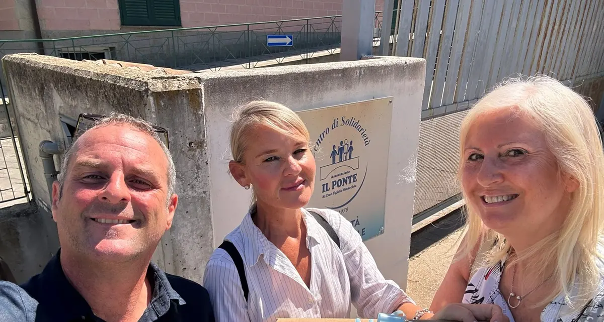 Azzurro Donna vicina al Ponte