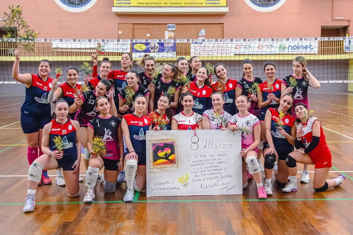 La foto post partita di capitan Belli e compagne che hanno reso omaggio alla festa della donna