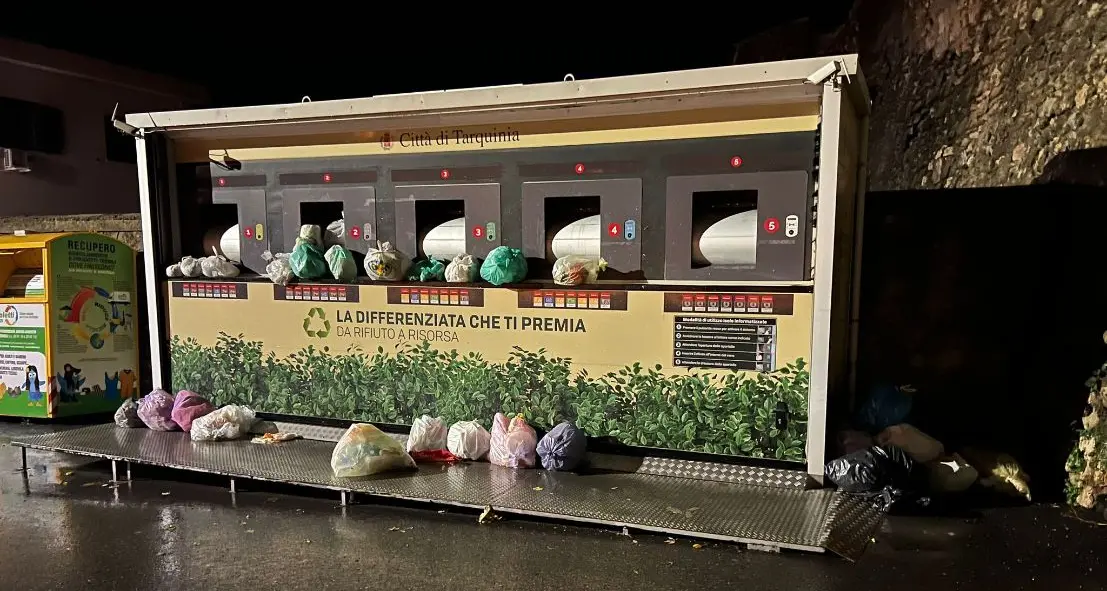 Strade più sporche e cassonetti stracolmi a Tarquinia, Fdi: «Ora basta, le responsabilità appartengono a chi amministra»