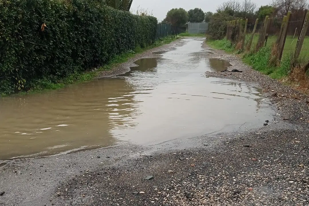«Costretti a vivere ogni giorno tra buche fango e rifiuti»