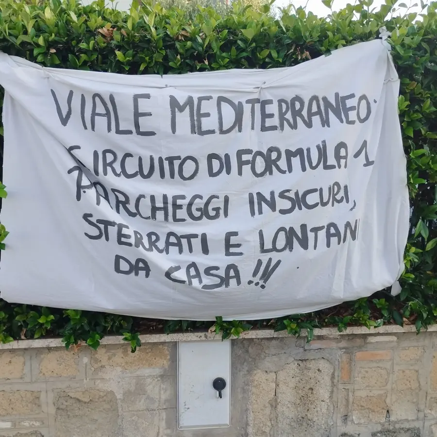 Polemiche e striscioni contro la ciclabile