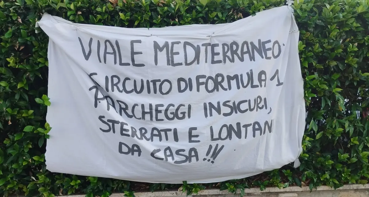 Polemiche e striscioni contro la ciclabile