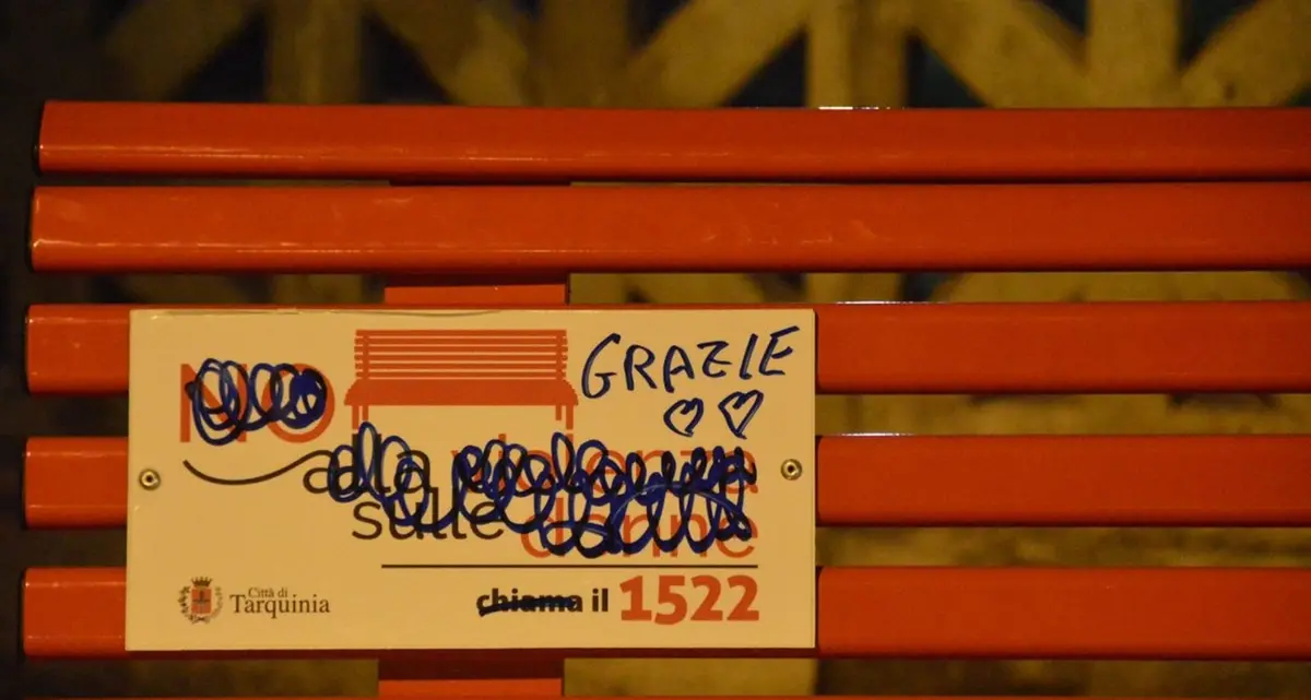 Vandalizzata la panchina rossa di piazza Cavour, condanna del Comune di Tarquinia