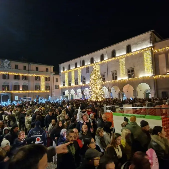Piazza del Comune, cuore della magia natalizia