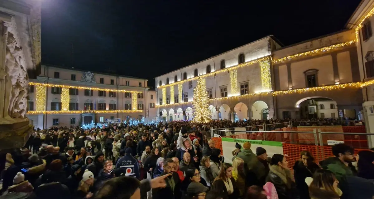 Piazza del Comune, cuore della magia natalizia