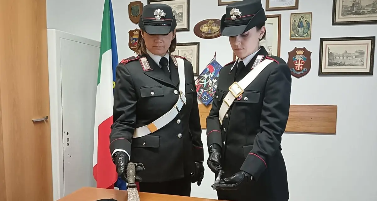 Sorpreso con un machete e un piede di porco: 50enne denunciato dai carabinieri