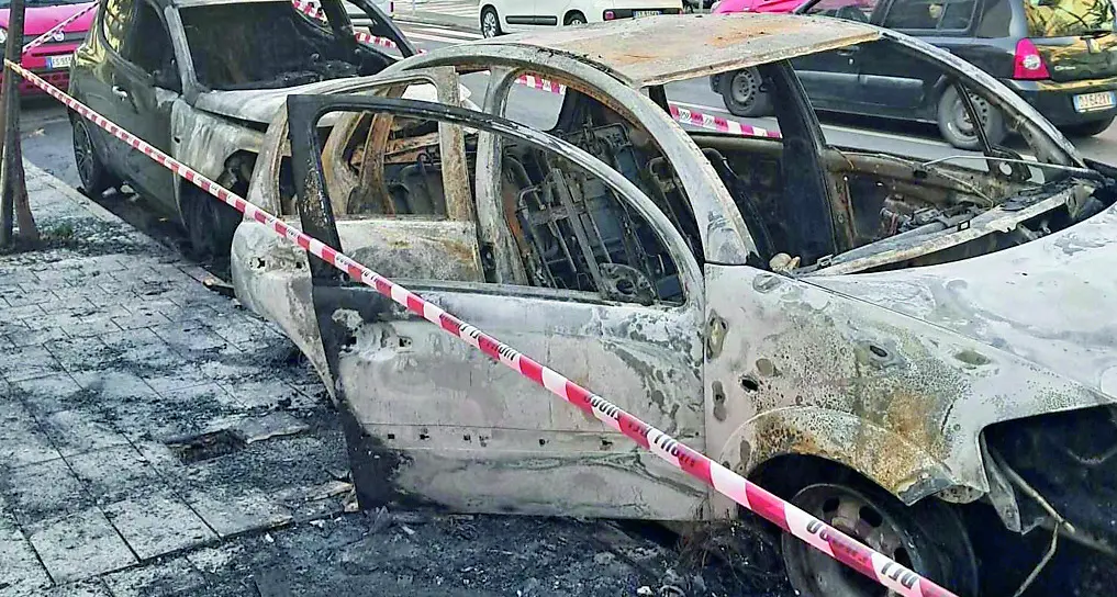 Esplosioni e auto in fiamme nella notte: trema il centro di Civitavecchia