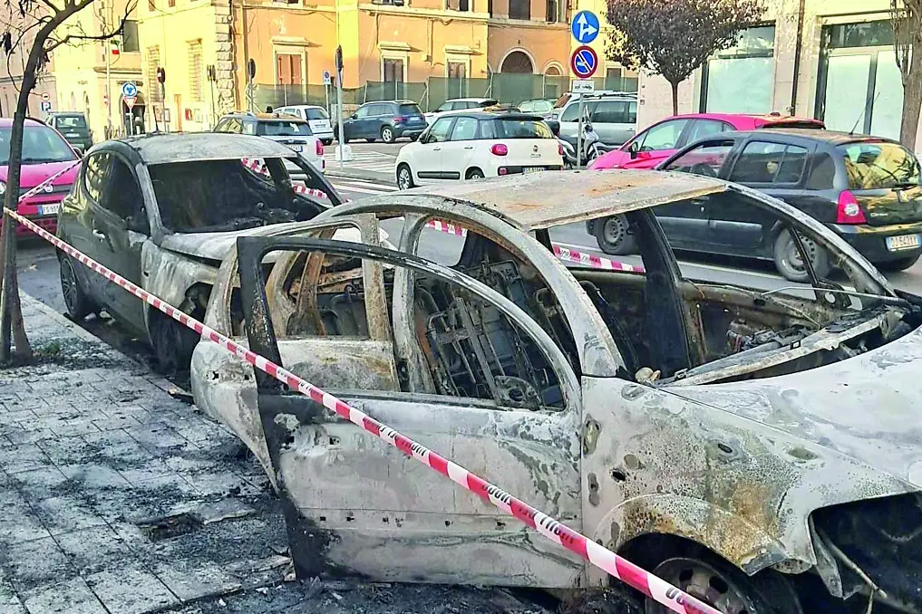 Esplosioni e auto in fiamme nella notte: trema il centro di Civitavecchia