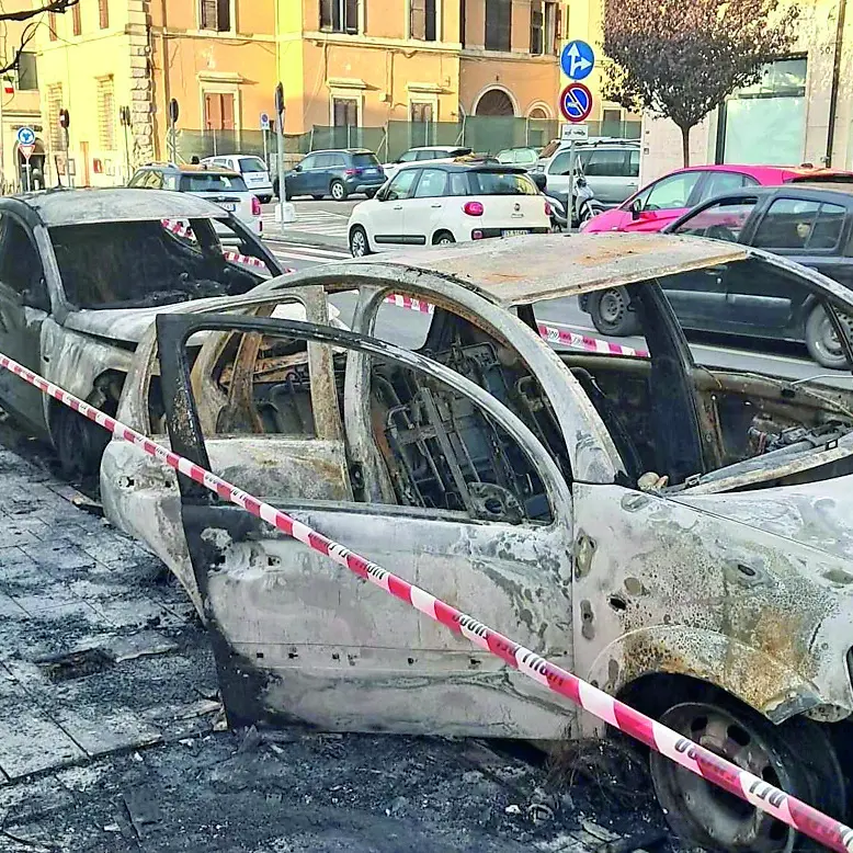 Esplosioni e auto in fiamme nella notte: trema il centro di Civitavecchia