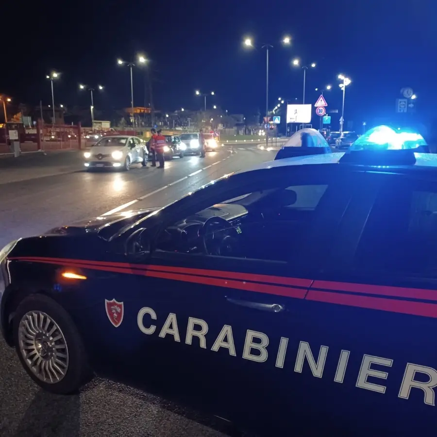 Picchia la madre e il padre disabile: 30enne in manette