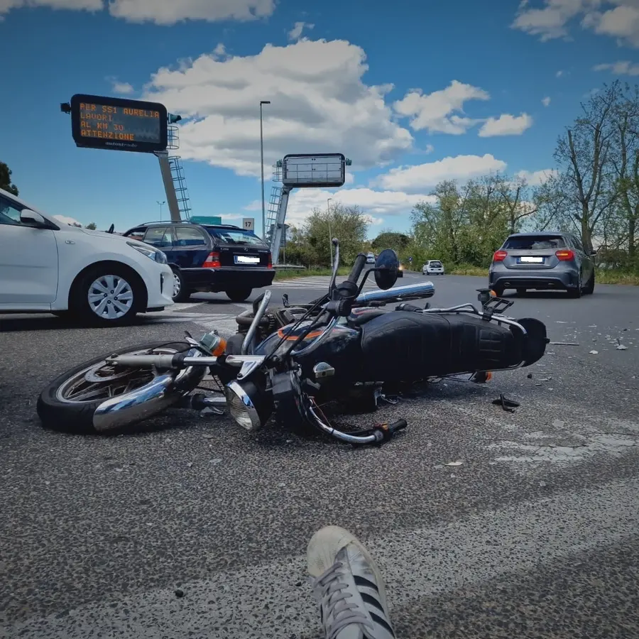 Auto contro moto: un incidente al giorno